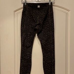 Vuori Studio Pocket Leggings in Cocoa Spots. High Rise Full Length